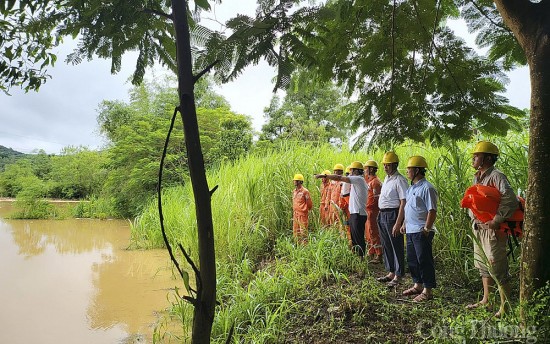 Nghệ An: Còn khoảng hơn 80.000 khách hàng bị mất điện do hoàn lưu bão Noru