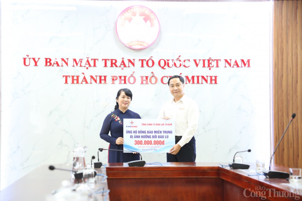 Điện lực TP. Hồ Chí Minh ủng hộ 300 triệu đồng cho người dân miền Trung bị ảnh hưởng bão số 4