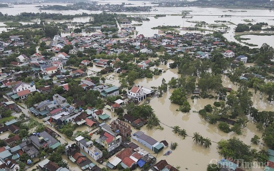 Hàng ngàn nhà dân Nghệ An- Hà Tĩnh bị ngập sau hoàn lưu bão số 4