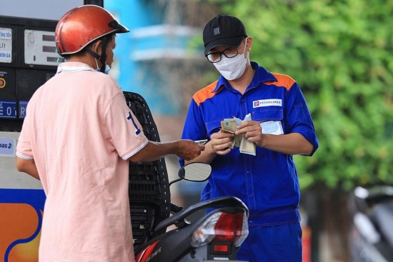 Bộ Tài chính qui định cách tính giá xăng dầu như thế nào và sự chậm trễ “khó hiểu”?