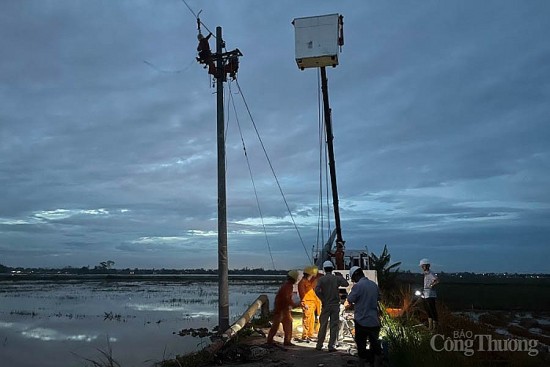 PC Gia Lai tích cực hỗ trợ khắc phục lưới điện nơi tâm bão số 4 đi qua