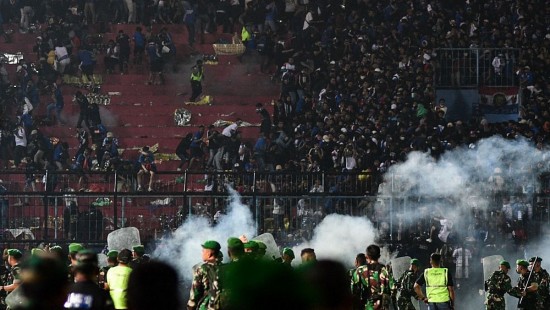 Thảm hoạ bóng đá ở Indonesia: Vì sao cuộc ẩu đả khiến 174 người chết?
