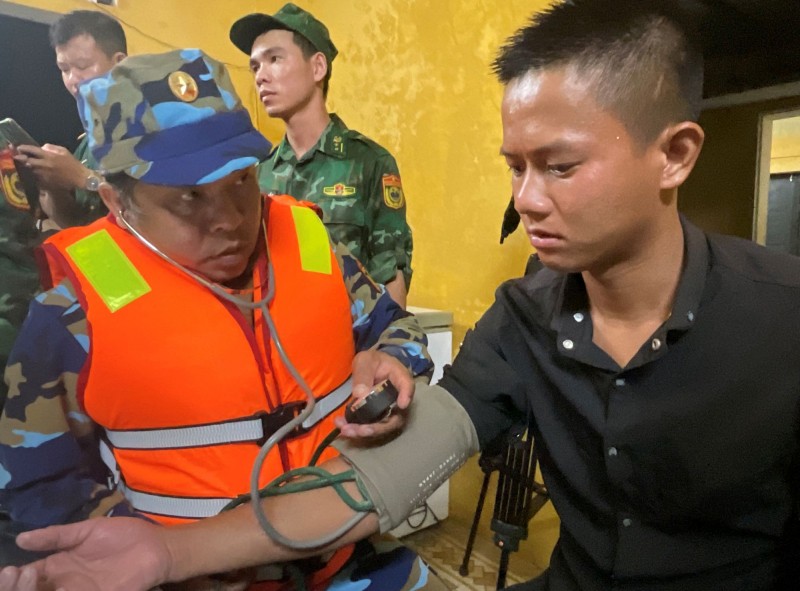 Thừa Thiên Huế: Cứu sống 9 ngư dân trôi dạt trên biển