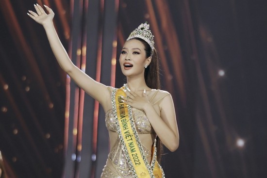 Trong thời gian thi Miss Grand Việt Nam, Hoa hậu Thiên Ân vẫn đi làm thêm để kiếm tiền