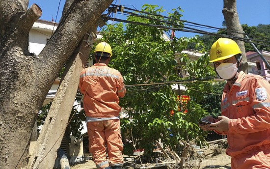 Khẩn trương cấp điện trở lại cho hơn 1.600 khách hàng ở vùng lũ quét Kỳ Sơn