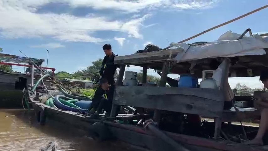 Đồng Nai: Bị vây bắt nhóm "cát tặc" tự đánh chìm thuyền để tẩu thoát
