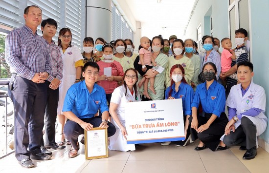 Công đoàn Xăng dầu Việt Nam và Đoàn Thanh niên Petrolimex mang niềm vui đến bệnh nhân Bệnh viện K