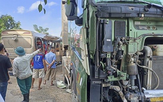 Nghệ An:  Xe chở công nhân va chạm xe tải, 20 người nhập viện