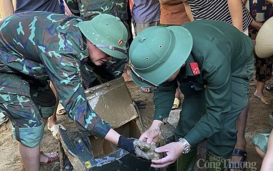Nghệ An: Bộ đội trả lại két sắt chứa tiền, vàng cho dân