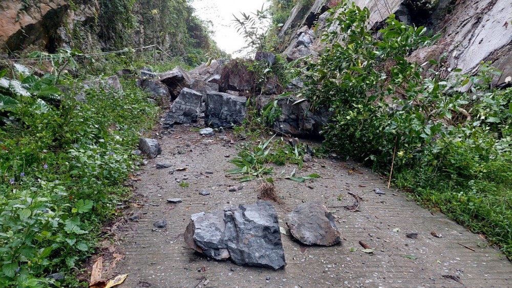 Quảng Bình: Sạt lở đá vôi chia cắt 800 người dân xã biên giới