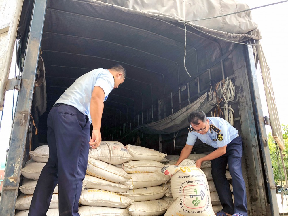 Quản lý thị trường Quảng Bình phát hiện 14,5 tấn đường kính nhập lậu
