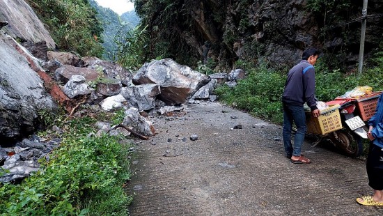 Quảng Bình: Sạt lở đá vôi chia cắt 800 người dân xã biên giới