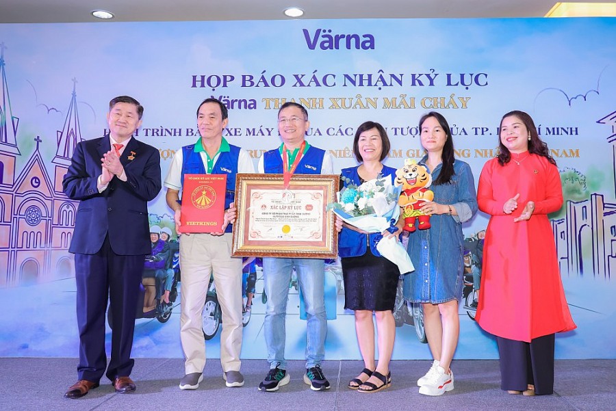 Chuyến “phượt” đặc biệt dành cho người cao tuổi xác lập kỷ lục Việt Nam