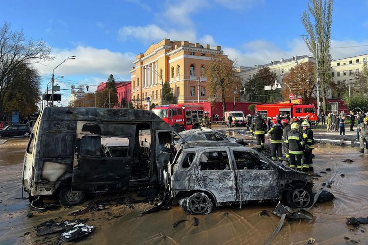 Nhiều vụ nổ lớn rung chuyển trung tâm Kiev, ông Zelensky báo động không kích