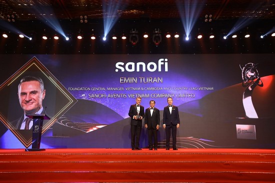 Ông Emin Turan - Tổng Giám đốc Sanofi Việt Nam được vinh danh “Doanh nhân Xuất sắc Châu Á 2022”