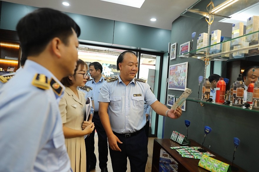 Tổng Cục trưởng Trần Hữu Linh cùng khách mời tham quan khu trưng bày, giới thiệu những hoạt động nổi bật của Tổng cục Quản lý thị trường sau 04 năm thành lập