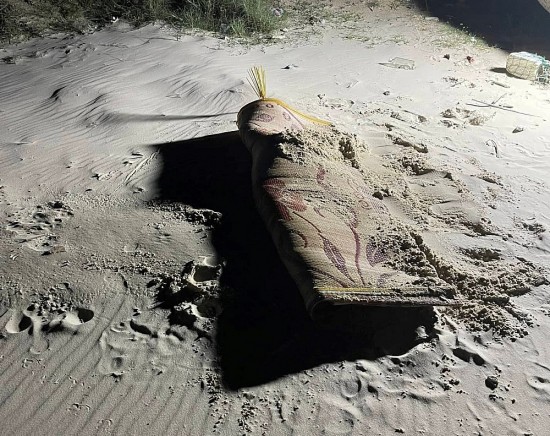 Quảng Trị: Phát hiện một thi thể đang phân huỷ trên bờ biển
