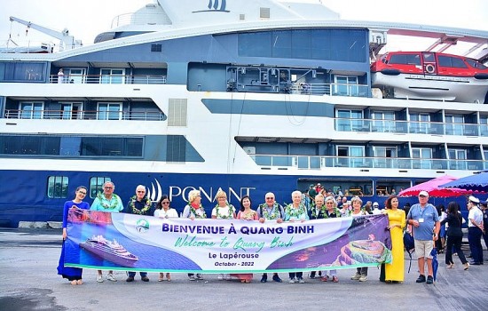 Đón du thuyền quốc tế đưa 100 khách châu Âu tới Quảng Bình