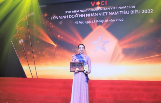 Bà Đỗ Nguyệt Ánh - Chủ tịch Hội đồng thành viên EVNNPC được vinh danh Doanh nhân tiêu biểu Việt Nam 2022