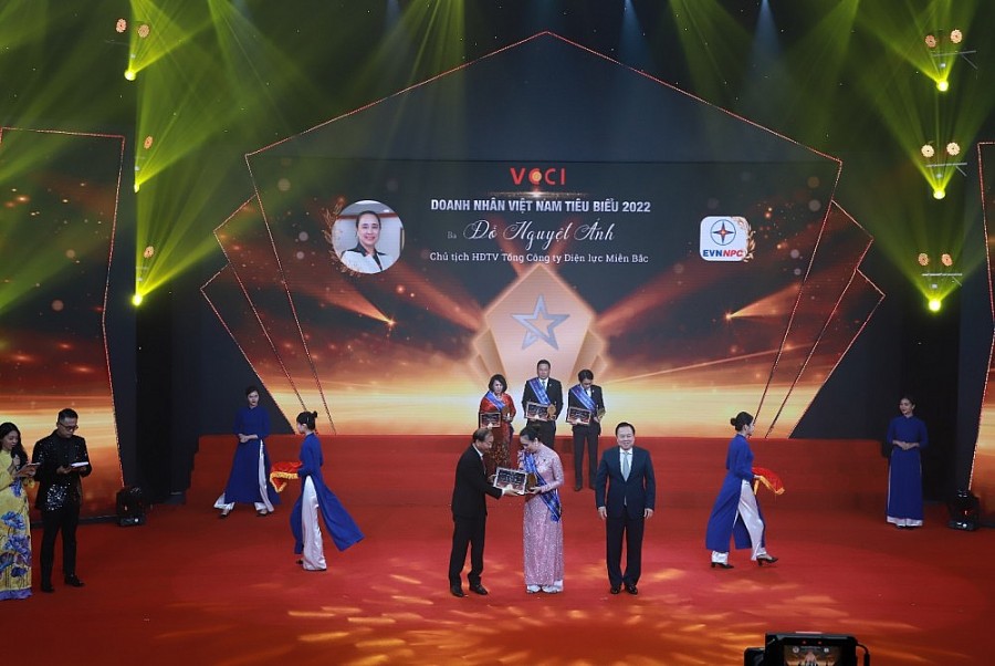 Bà Đỗ Nguyệt Ánh - Chủ tịch Hội đồng thành viên EVNNPC được vinh danh Doanh nhân tiêu biểu Việt Nam 2022