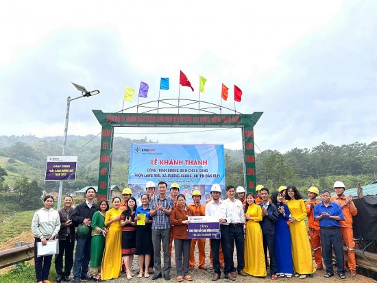 PC Kon Tum bàn giao công trình “Thắp sáng đường quê”