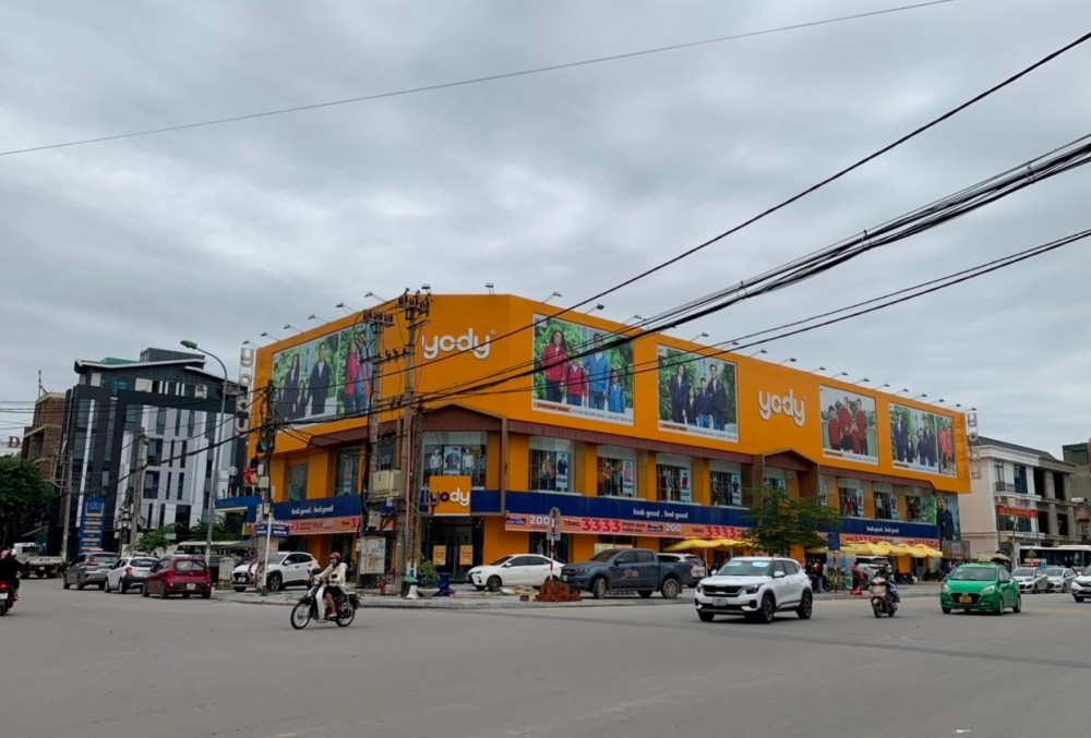 Cửa hàng kinh doanh quần áo chiếm gần hết mặt ngoài (đường Nguyễn Trãi) của bến xe phía Tây.