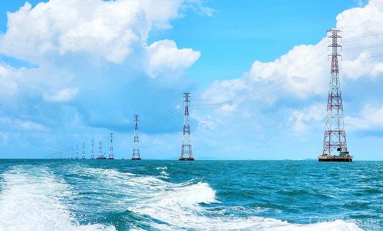 Đóng điện vận hành công trình lưới điện vượt biển dài nhất Đông Nam Á