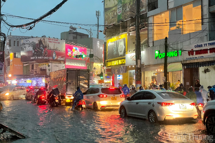 Ảnh hưởng của bão số 5, nhiều tuyến đường tại thành phố Đà Nẵng ngập sâu do mưa lớn