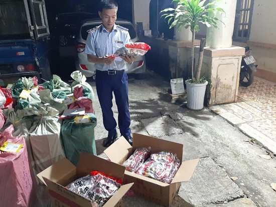 Lực lượng Quản lý thị trường Lạng Sơn phát hiện lượng lớn thực phẩm nhập lậu đang đi tiêu thụ