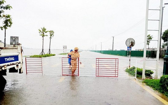 Thừa Thiên Huế: Ngập lụt diện rộng, giao thông chia cắt