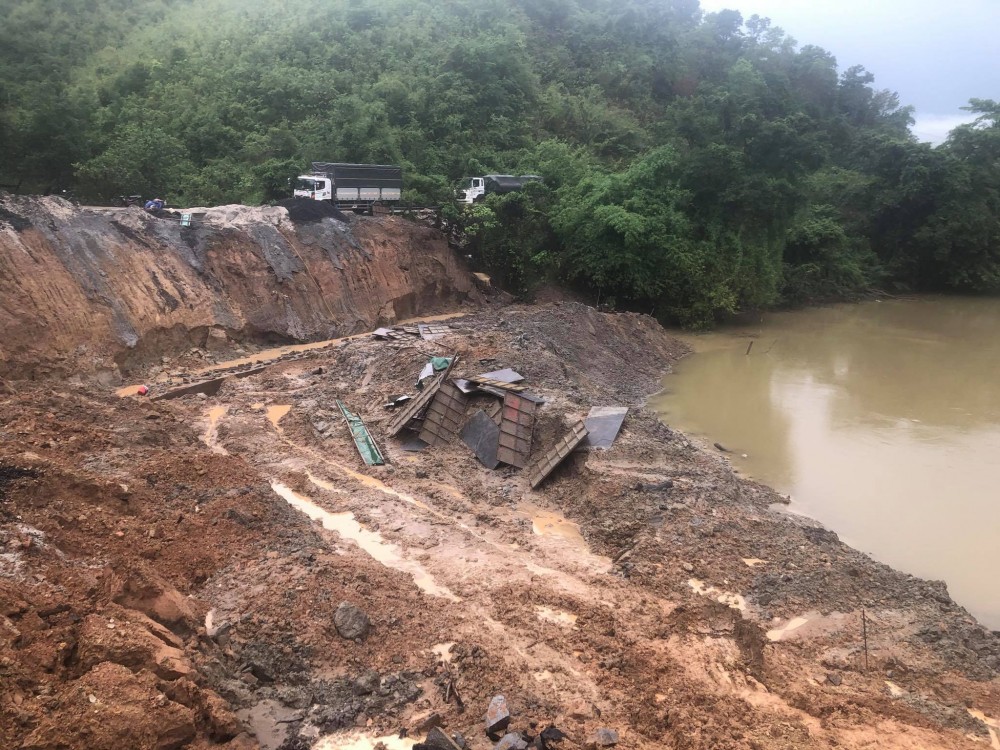 Một vụ sạt lở nghiêm trọng xảy ra trên tuyến đường liên xã Ea Rbin - Nam Ka (huyện Lắk, tỉnh Đắk Lắk) năm 2021.