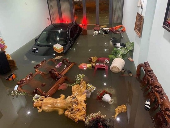 Ảnh hưởng bão số 5 tại Đà Nẵng: Mưa xối xả, ngập lụt khắp nơi, người dân cầu cứu