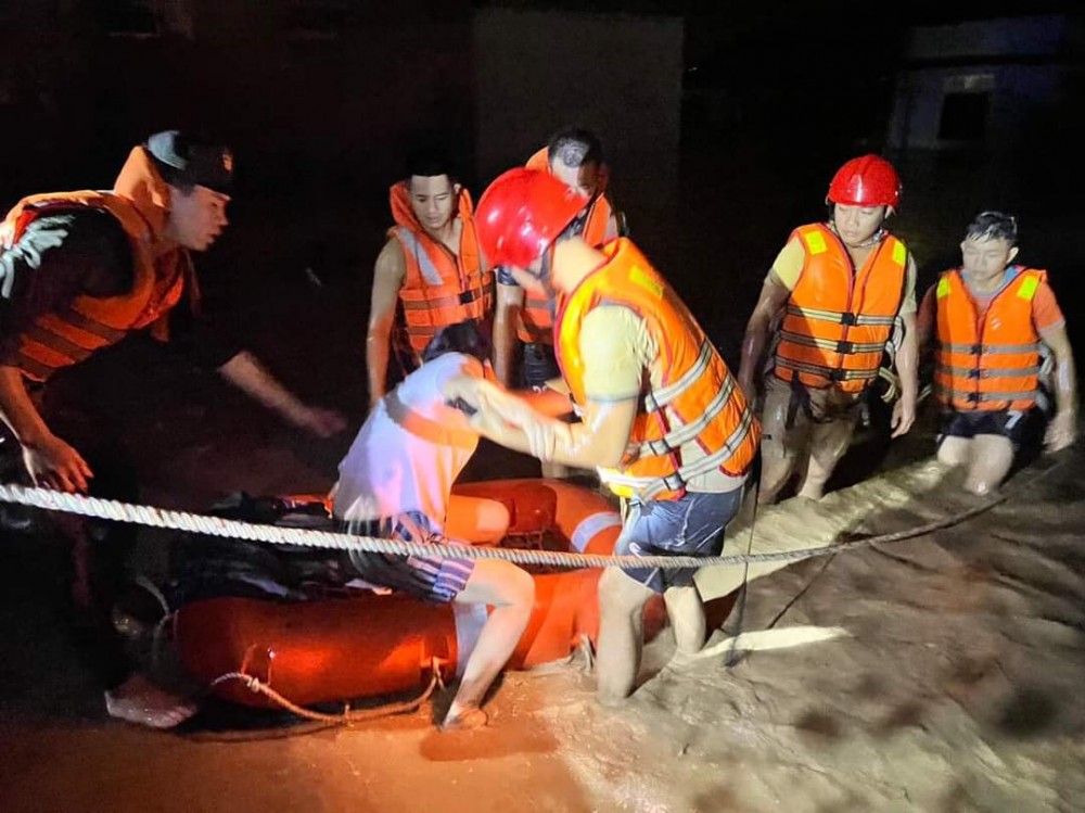 Lực lượng cứu hộ Đà Nẵng dầm mình cứu người dân mắc kẹt giữa dòng nước cuồn cuộn