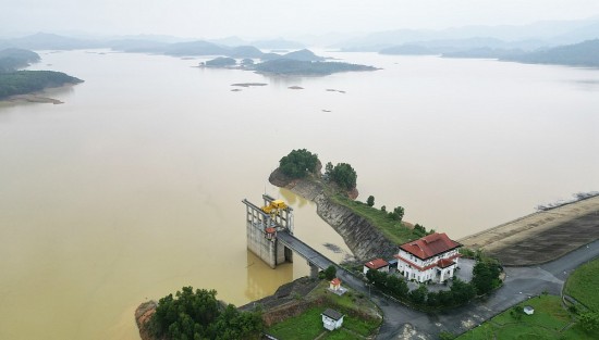 Thừa Thiên Huế: Mưa lũ gây ngập hơn 19.000 ngôi nhà, hồ chứa thuỷ điện vận hành an toàn