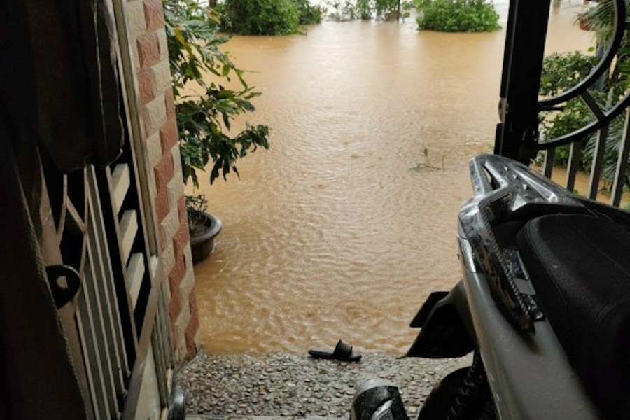 Theo chia sẻ của người dân xã Hòa Khương, huyện Hòa Vang: Đến thời điểm trưa ngày 15/10, nước lũ vẫn chưa rút, khu vực dân cư tại đây đang trong tình trạng ngập sâu.