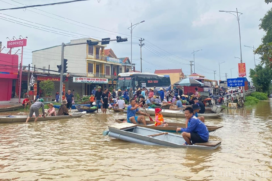 Quảng Bình: Nước lũ vẫn dâng cao, người dân di chuyển bằng thuyền