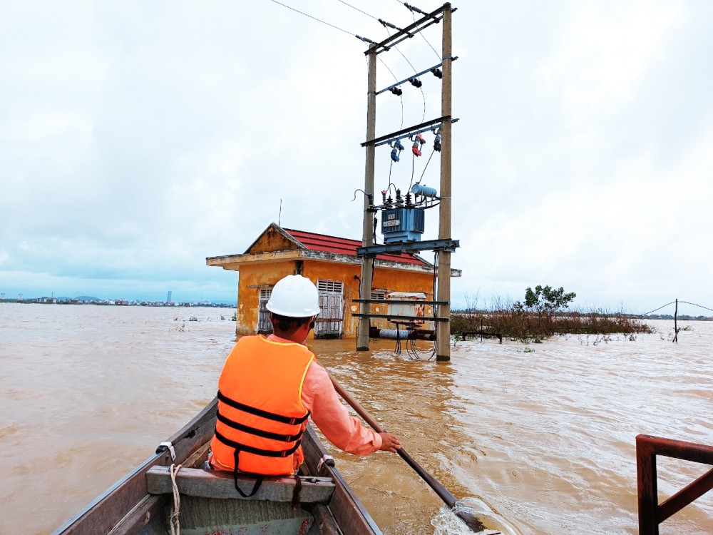 Thừa Thiên Huế: Nước lũ rút chậm, nhiều khách hàng chưa được cấp điện