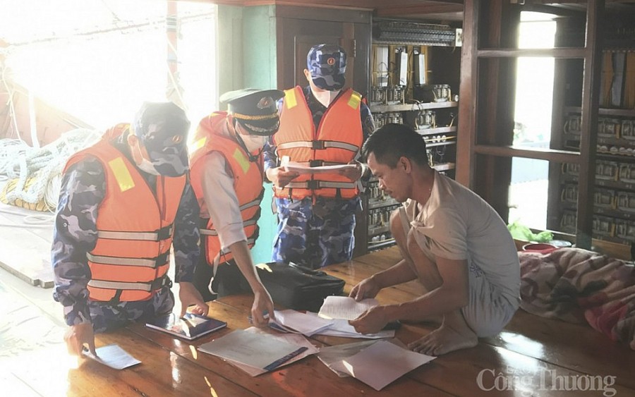 Tổ công tác liên ngành kiểm tra các thủ tục giấy tờ cần thiết khi hoạt động trên biển