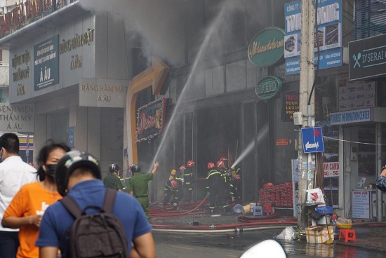 TP. Hồ Chí Minh: Cháy lớn tại quán bar gần chợ Bến Thành