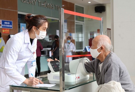 Tăng cường cấp thẻ bảo hiểm y tế cho người cao tuổi, người khuyết tật
