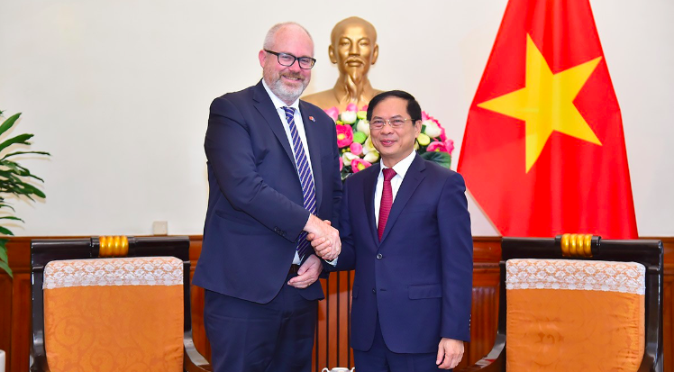 Bộ trưởng Ngoại giao Bùi Thanh Sơn tiếp Thượng nghị sỹ, đồng Bộ trưởng phụ trách thương mại và sản xuất Australia Tim Ayres nhân dịp sang Việt Nam tham dự Diễn đàn cao cấp OECD - Chương trình Đông Nam Á 2022 tại Hà Nội
