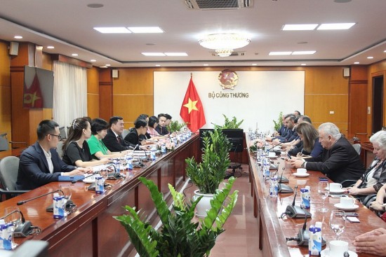 Thứ trưởng Nguyễn Sinh Nhật Tân làm việc với Đoàn Nghị sĩ và doanh nghiệp Rumani