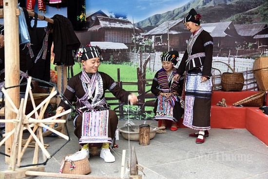 Phát triển bản sắc văn hóa dân tộc Lự, tỉnh Lai Châu