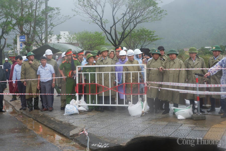 Chủ tịch nước Nguyễn Xuân Phúc thăm, tặng quà người dân thành phố Đà Nẵng bị thiệt hại do mưa lũ