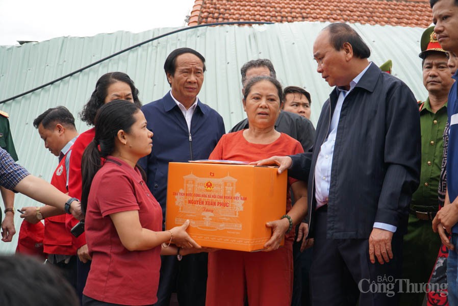Chủ tịch nước Nguyễn Xuân Phúc thăm, tặng quà người dân TP. Đà Nẵng bị thiệt hại do mưa lũ