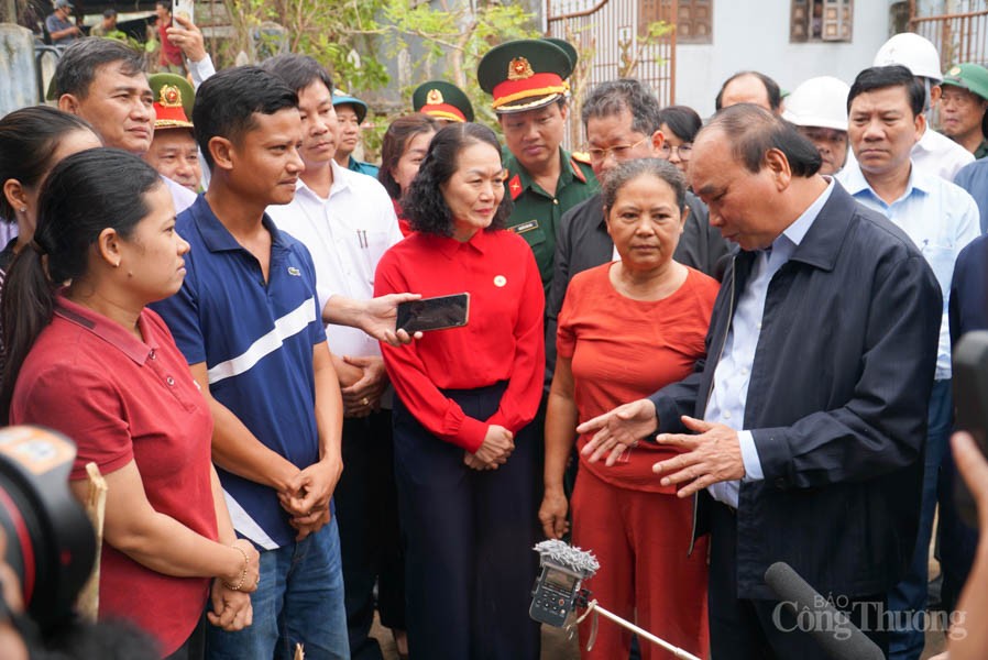Chủ tịch nước Nguyễn Xuân Phúc thăm, tặng quà người dân TP. Đà Nẵng bị thiệt hại do mưa lũ