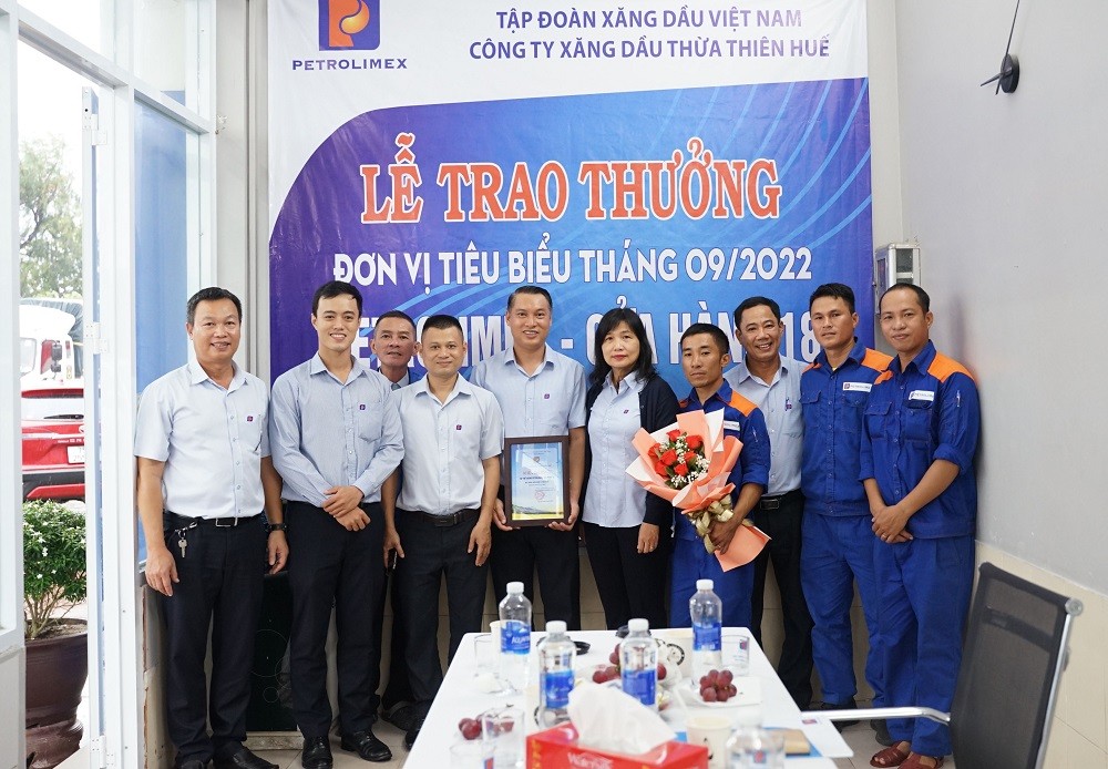 Petrolimex Thừa Thiên Huế khen thưởng Cửa hàng xăng dầu số 18