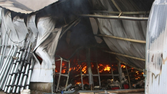 Cháy nhà kho tại Hà Đông: Hàng nghìn mét vuông bị thiêu rụi