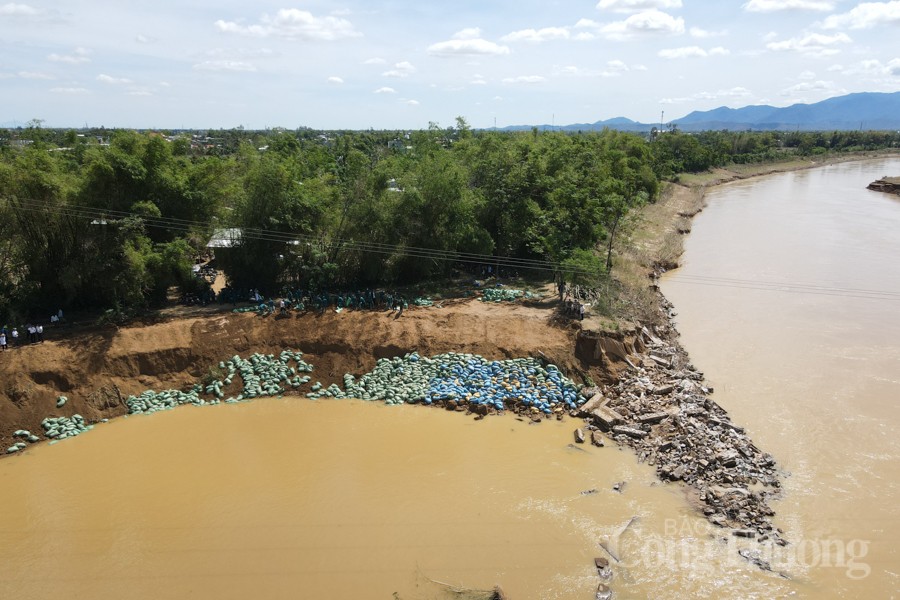 Quảng Nam: Sạt lở nghiêm trọng bờ sông Vu Gia, uy hiếp hàng loạt nhà dân