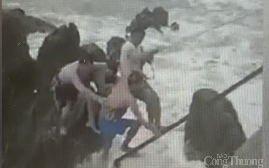 Hi hữu ở Cửa Lò: Đang check-in đảo Lan Châu, du khách bị sóng biển cuốn đi xa
